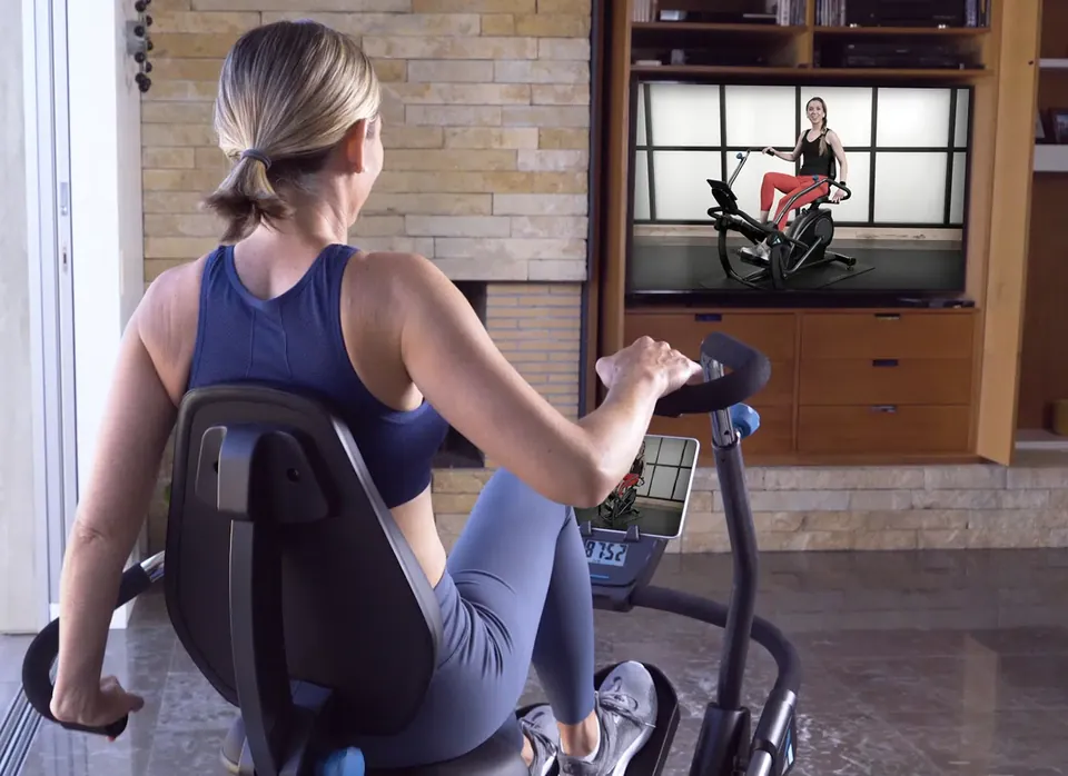 Trening Teeter Move wyświetlany na telewizorze